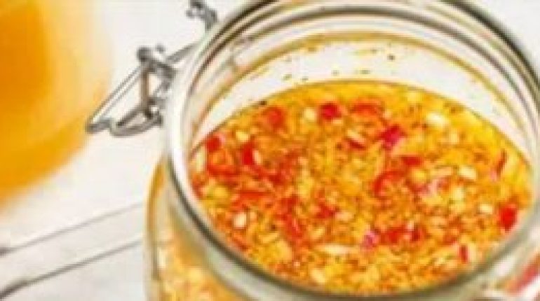 Create a Potent Homemade Natural Antibiotic with Apple Cider Vinegar, Ginger, Turmeric, Garlic, Horseradish, and Honey
