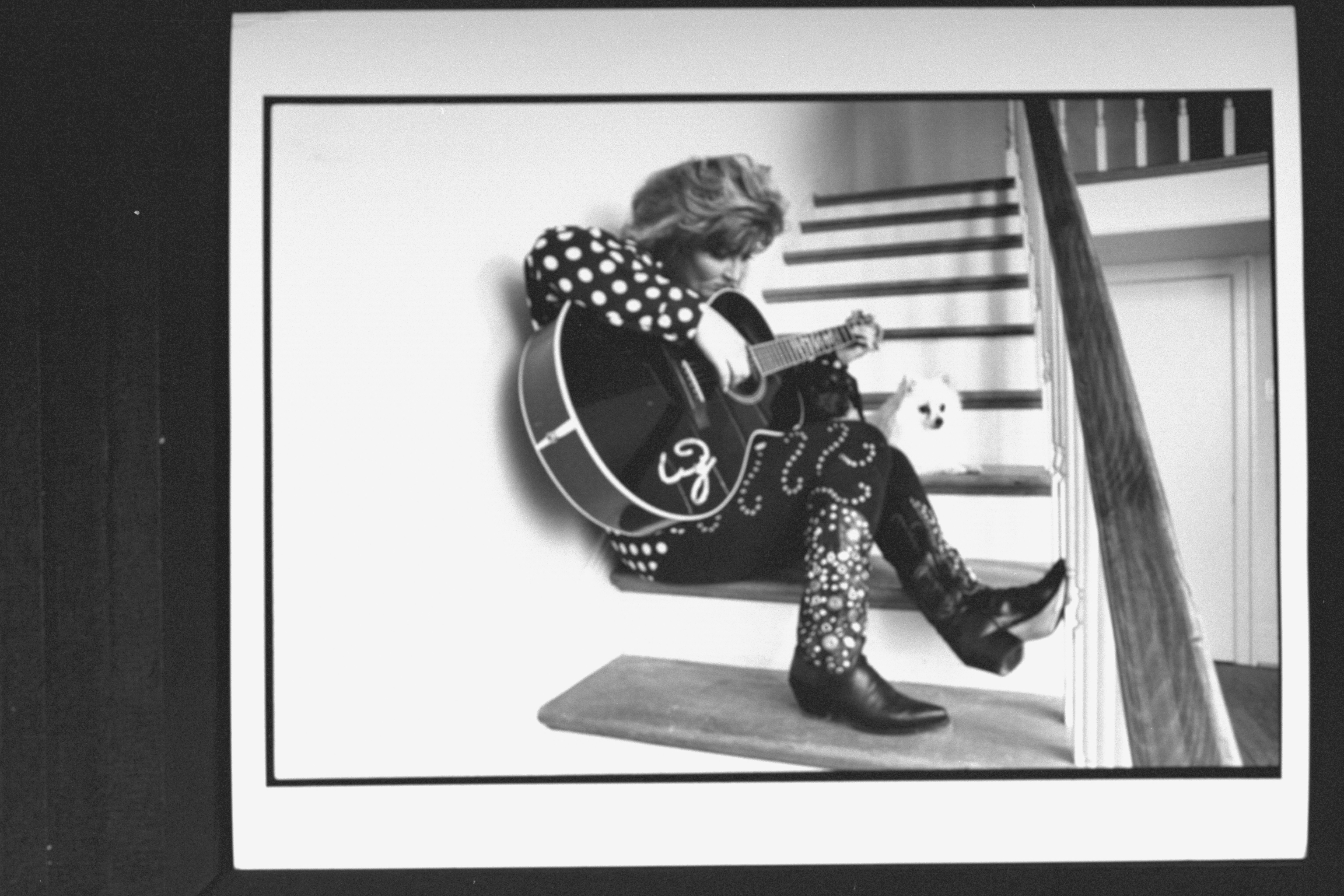 The girl playing her guitar at home on November 9, 1990 | Source: Getty Images